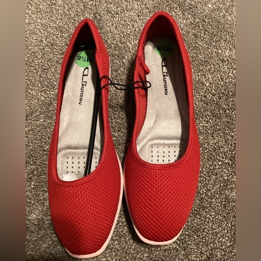 NWOT CL by Chinese Laundry Wide Width Red Knit Flat